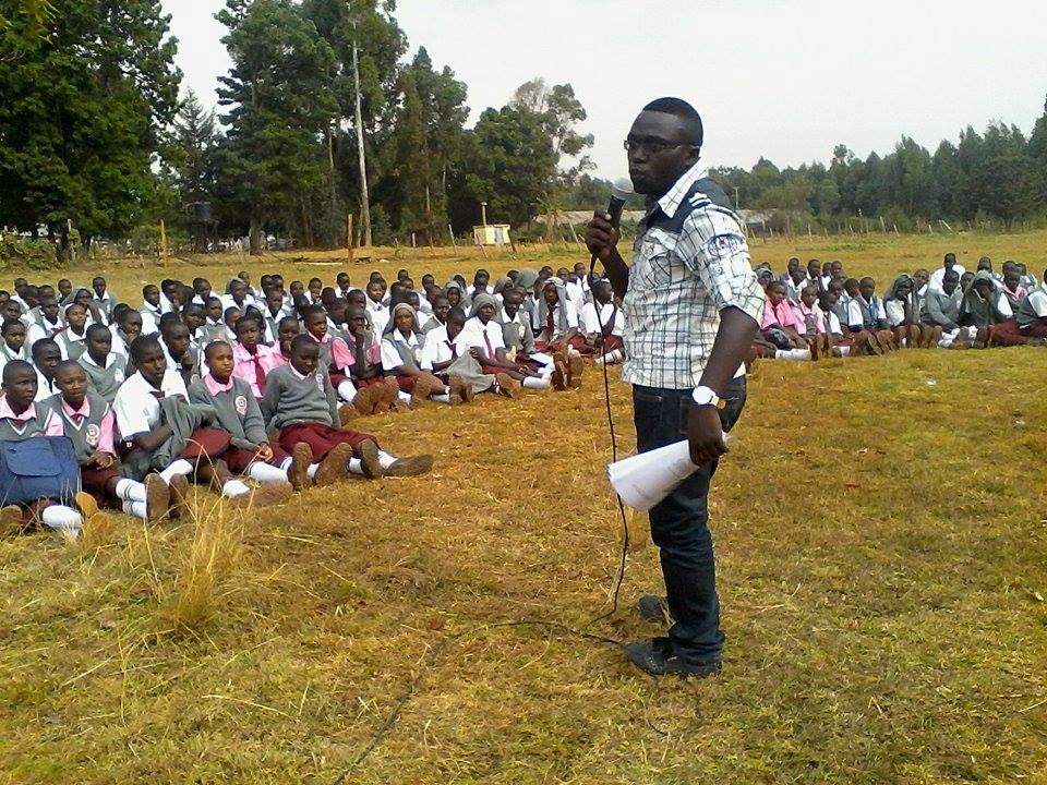 Image of motivational speaker with high school students